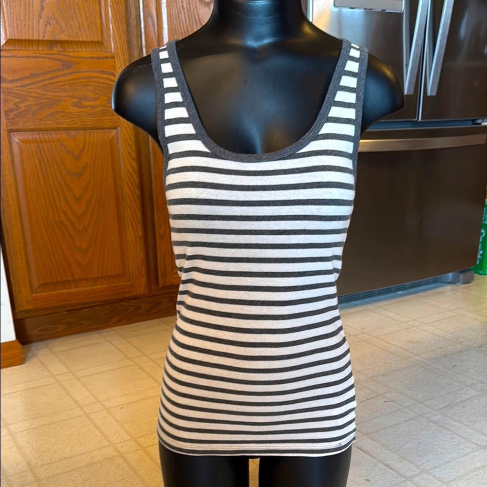 Gap women’s modern tank top. Size Medium